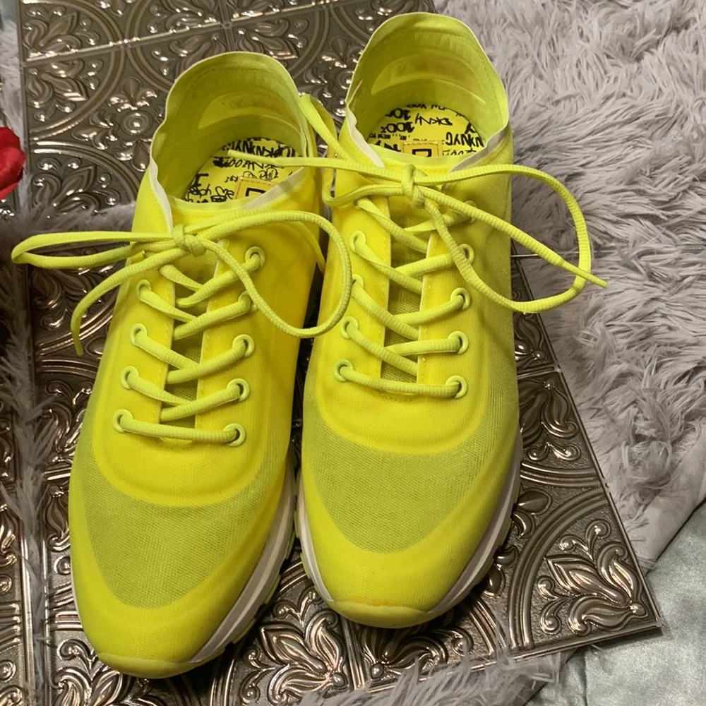 🌹DKNY • Fashion Sporty Mesh Vibrant Yellow Athletic Sneakers •